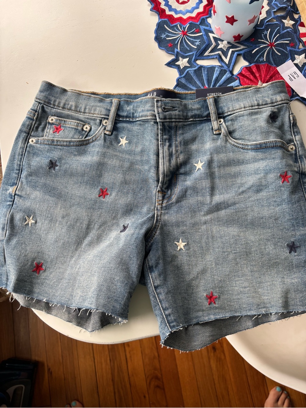 GAP mid rise 5 inch Jean shorts with star pattern. NWT
